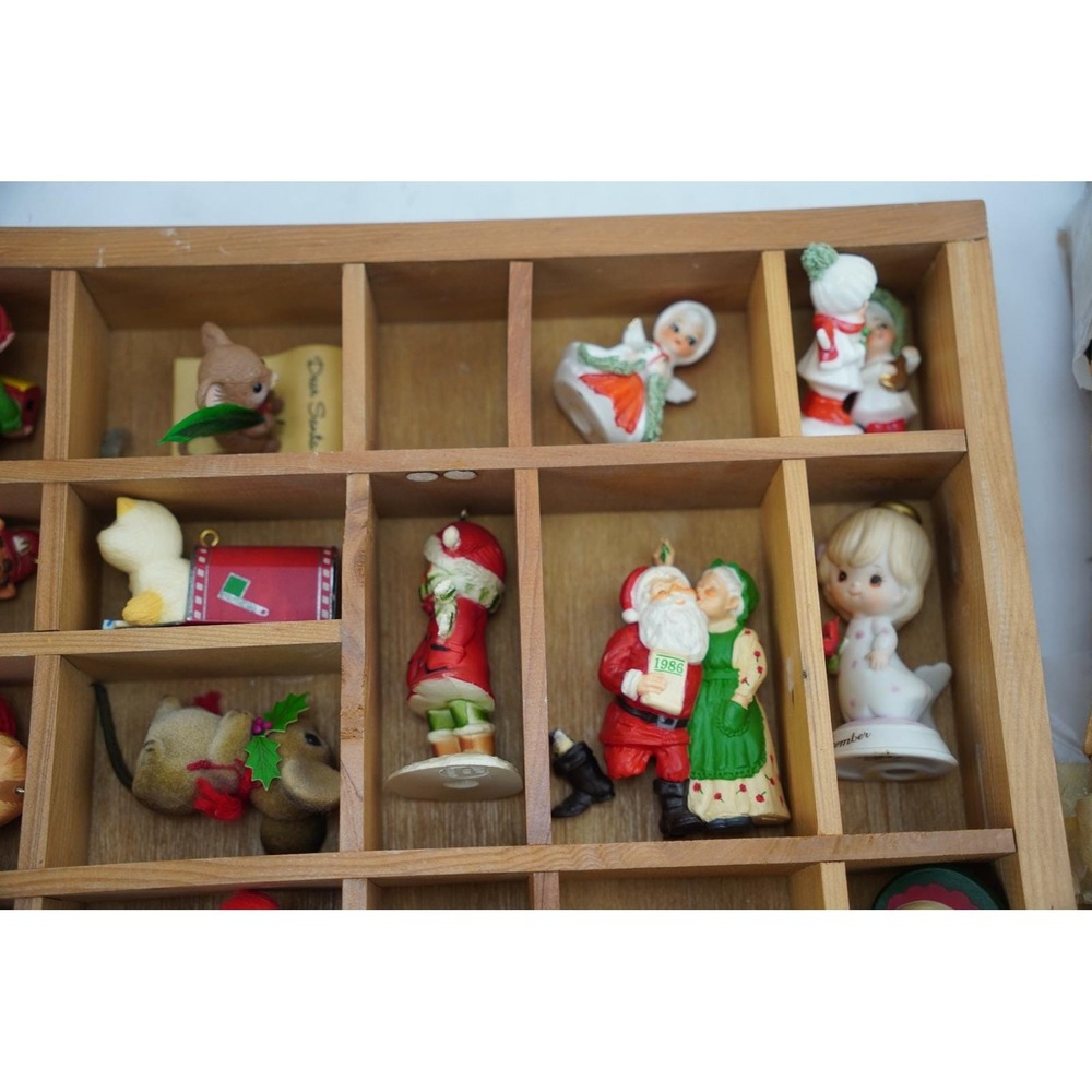 Vintage Enesco Wooden Advent Shadow Box With Mini Christmas Figurines - Picture 3 of 15